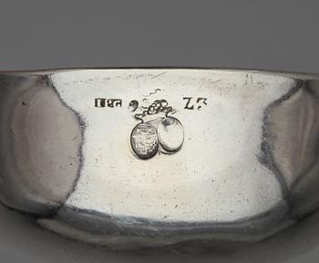 SLEV samt ASSIETT, silver, slev tillverkad av Johan Petter Grönvall, Stockholm, 1830. 1800-tal. Totalvikt ca 283 gram.