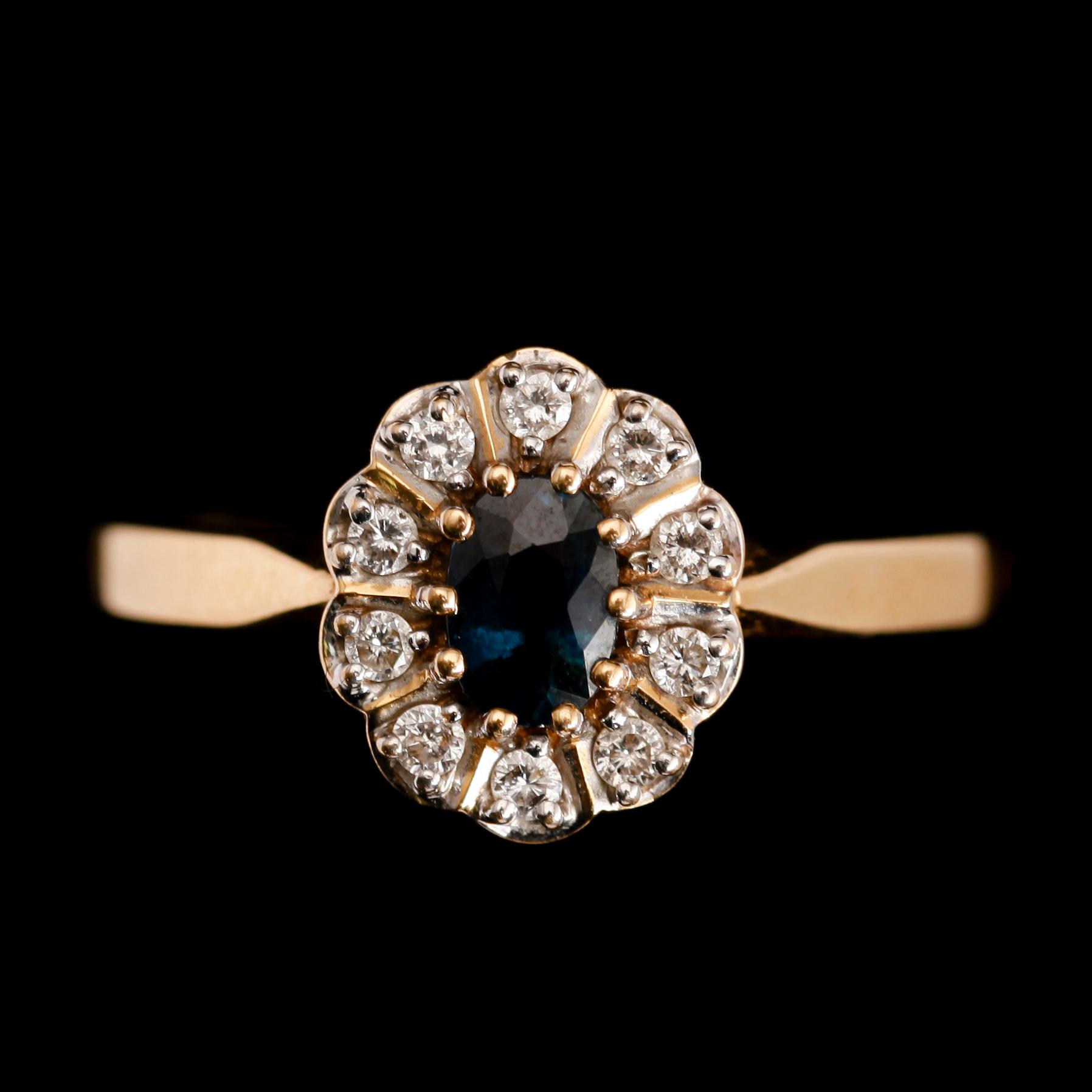 RING, 18 k guld, safir samt diamanter tot ca 0.20 ct enl gravyr. Total vikt ca 4 gr.