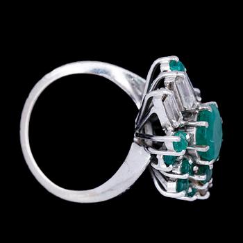 RING, vitguld 18k, smaragder samt briljanter. 1900-talets andra hälft. Vikt ca 6 g.