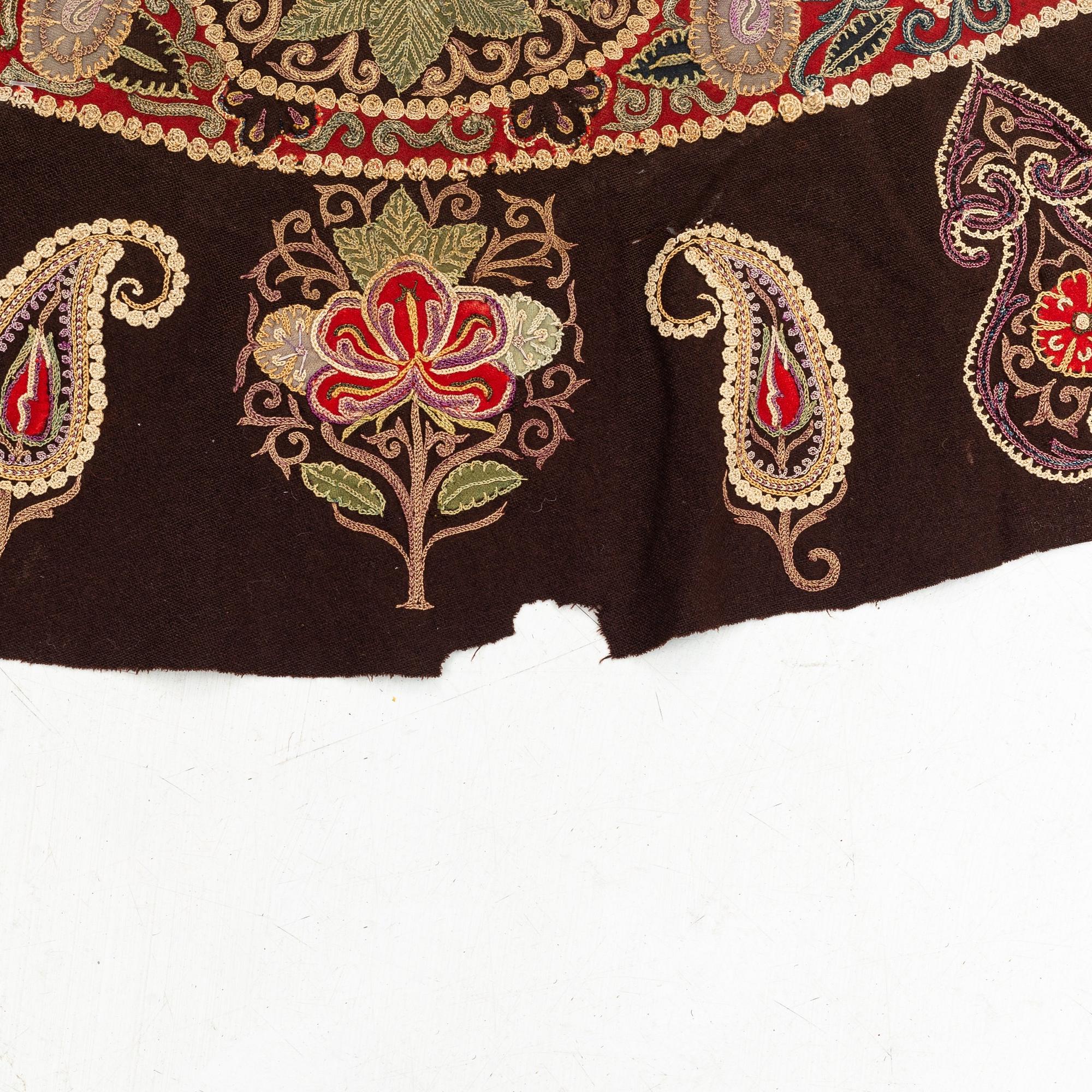 Antikt Rascht Broderi. Persien (Iran). Diameter 119 cm.