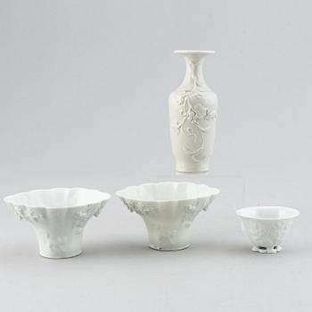 A set of 3 blanc de chine libation cups and a vase, late Qing dynasty.