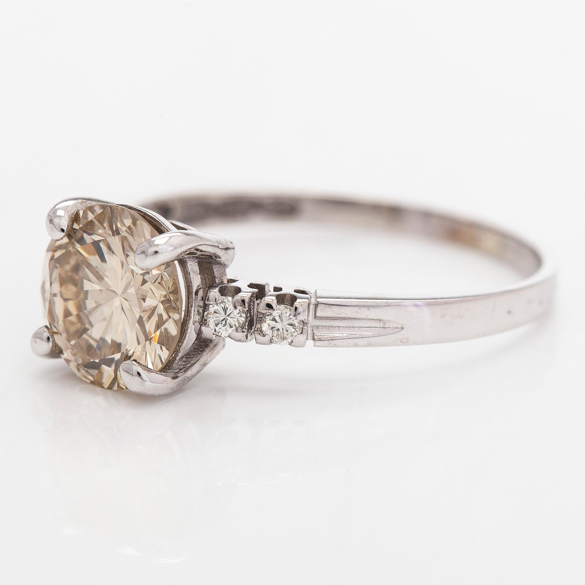 An 18K white gold, set with brilliant-cut diamonds. With IGI report.