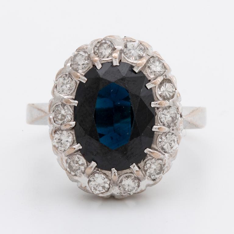 RING 18K whitegold 1 sapphire 3,43 ct approx 10 x 7 mm and brilliant-cut diamonds 0,60 ct inscribed, Malmö 1989.