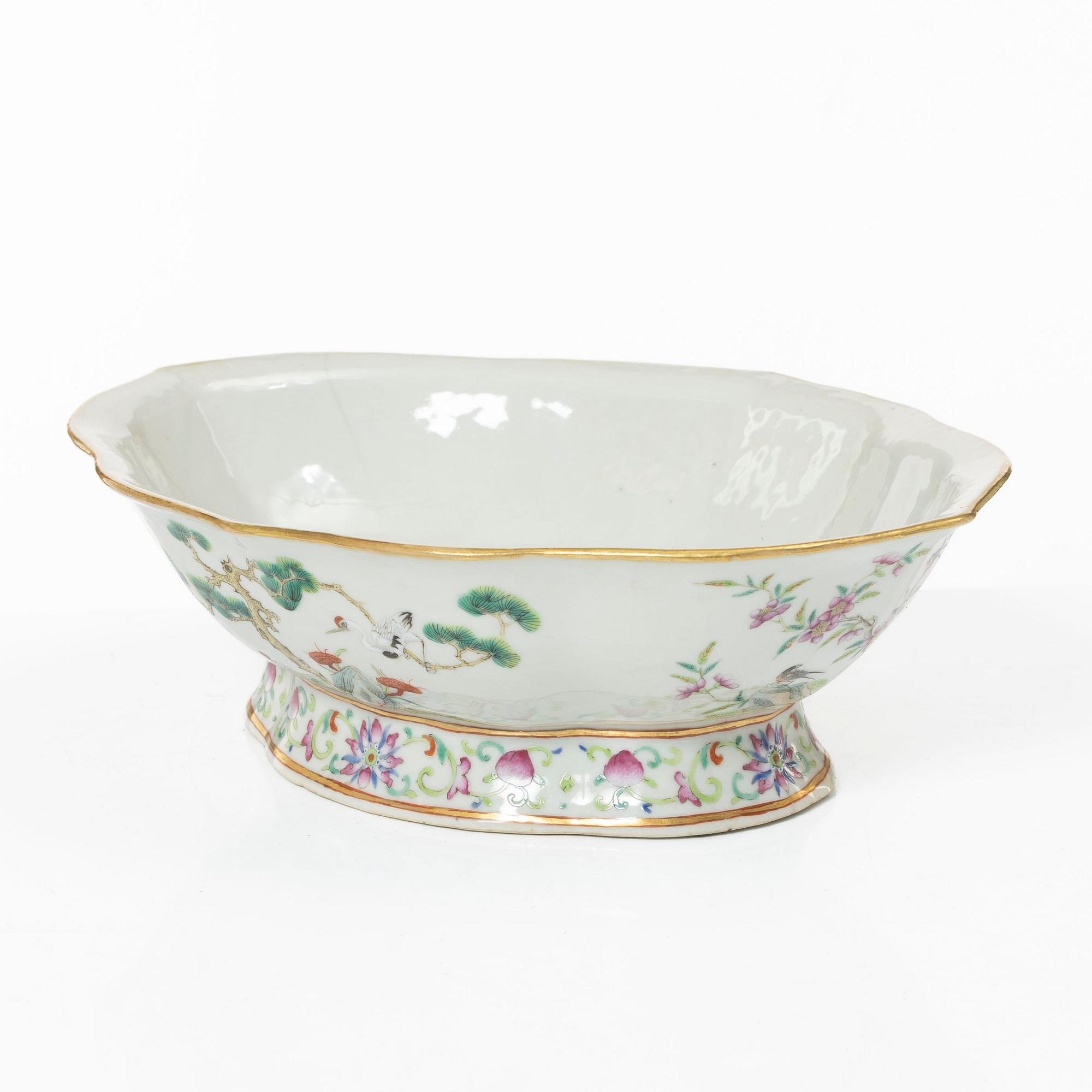 A Chinese famille rose porcelain dish, Qing dynasty, 19th century.