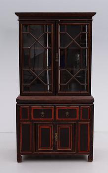 VITRINSKÅP, orientaliskt, omkring år 1900.