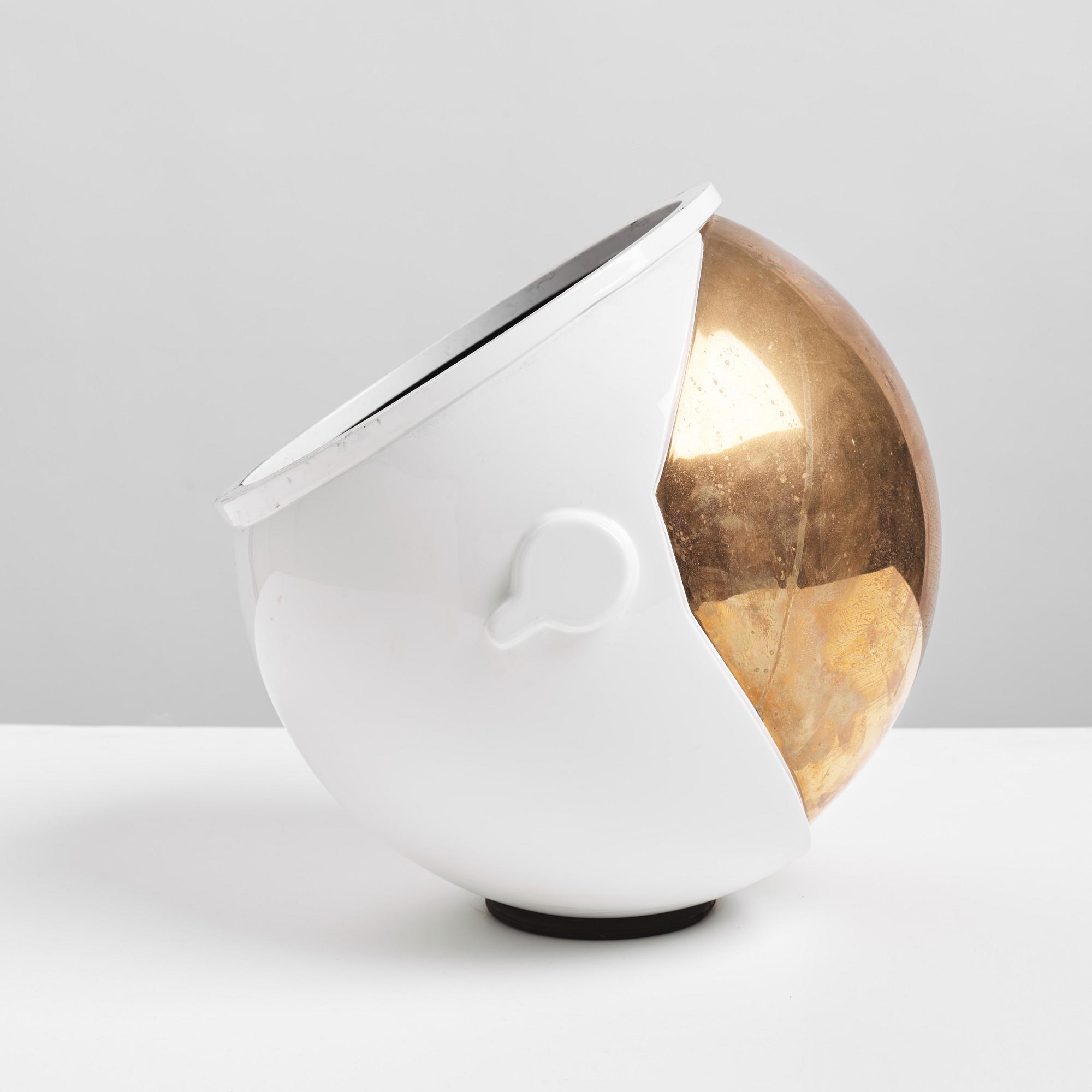 Jone Kvie, "Helmet".