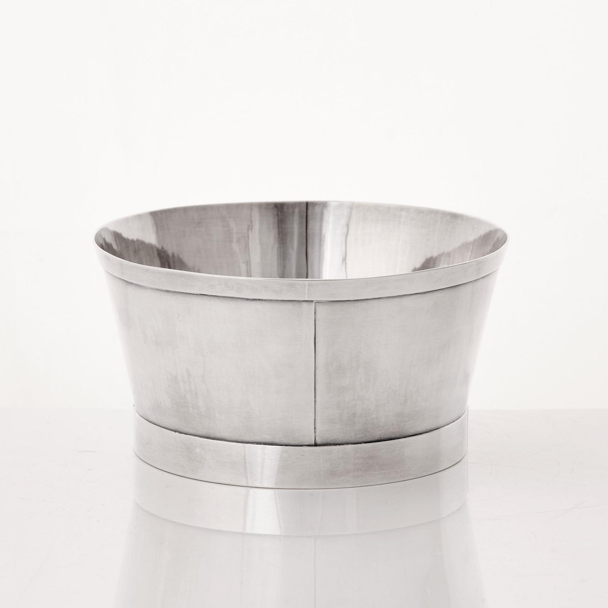 Birger Haglund, skål, Stockholm 1985, sterling, nr  2/10. Utförd i edition om 10 exemplar till Nationalmusei Vänners 75-årsjubileum.