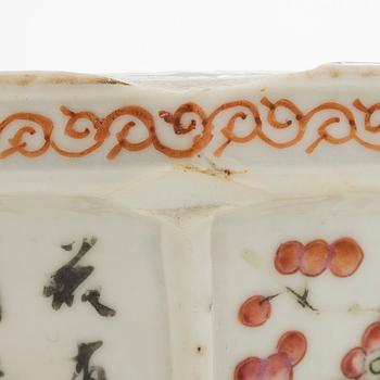 A pair of porcelain Chinese jarndiniere / flowerpots, late Qing dynasty.