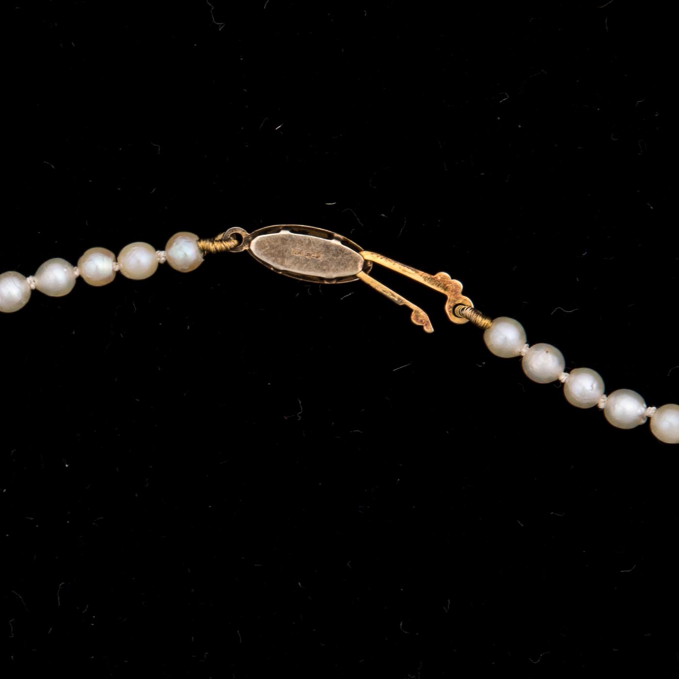 PÄRLCOLLIER, graderat, förgyllt silverlås. 1900-talets mitt.