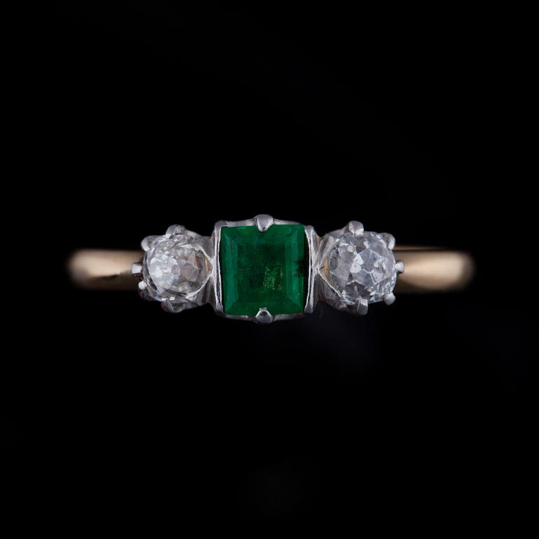 RING, 18K guld, diamanter, smaragd. Vikt ca 2,0 g.