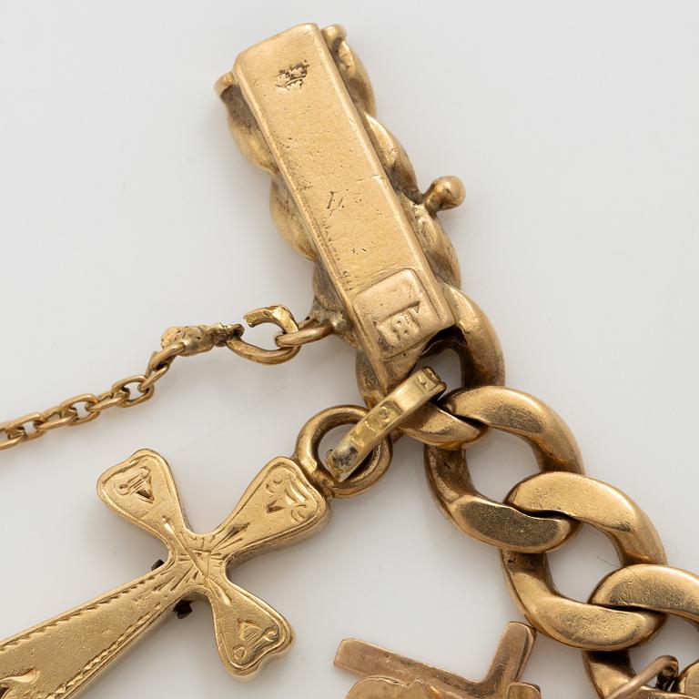 Bracelet 18K gold with charms.