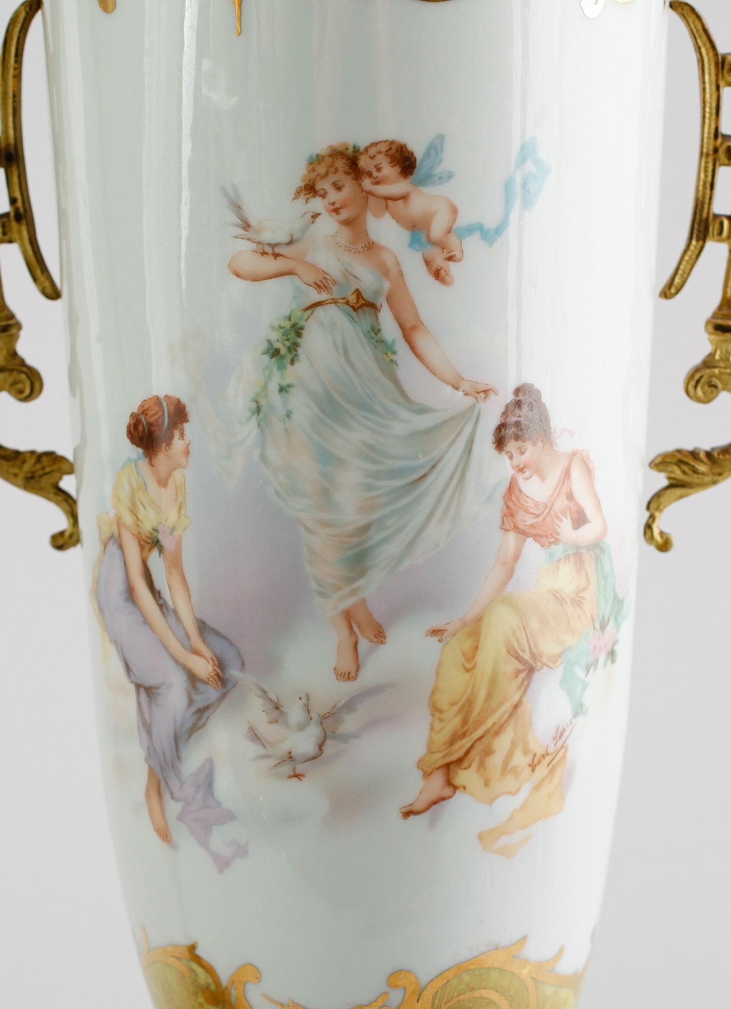 LOCKURNOR, 1 par, porslin och mässing, sannolikt Frankrike, omkring år 1900.