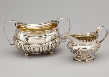 GRÄDDSNIPA OCH SOCKERSKÅL, silver, London, England. 1800-talets andra hälft. Totalvikt ca 400 g.
