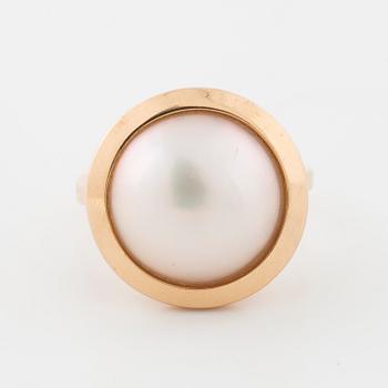 A mabé pearl ring.