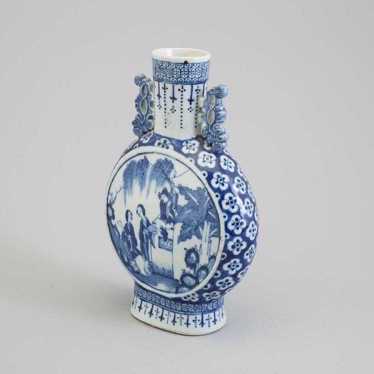 A blue and white porcelain moon flask, Qing dynasty, late 19th century.