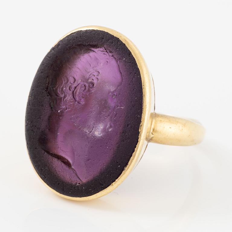 Ring, 18K gold with intaglio with purple glass.