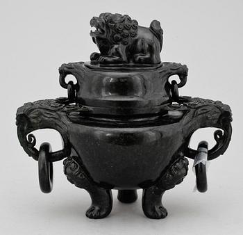 RÖKELSEKAR, med lock, sten. Kina, 1900-tal.