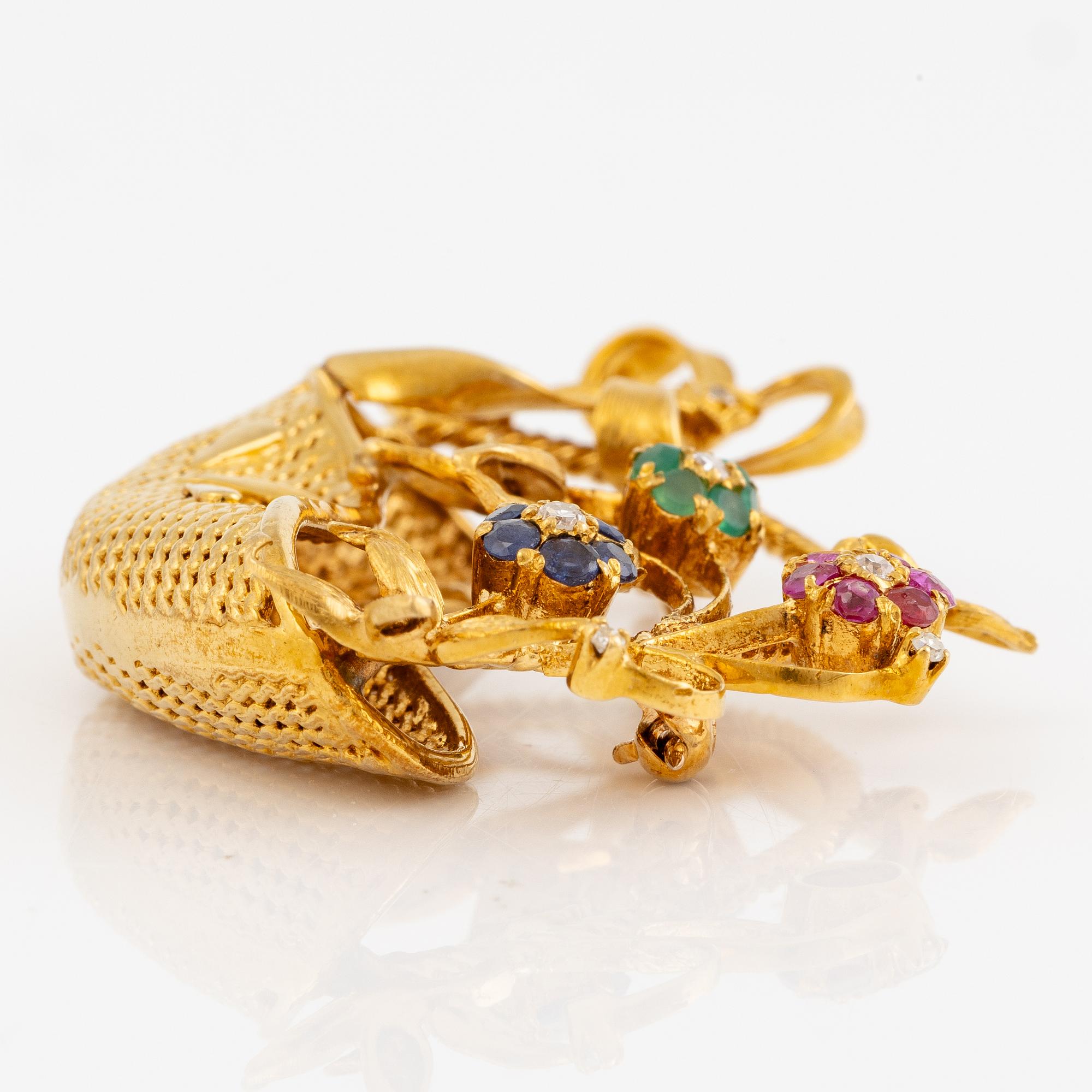 Brosch, i form av blomsterkorg, 18K guld med rubiner, kalcedon, safirer och diamanter.