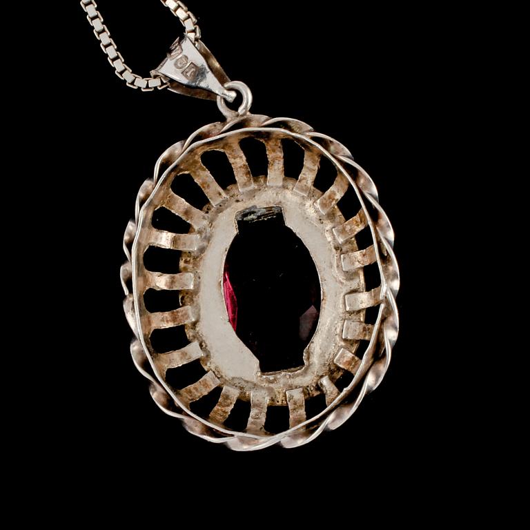 HÄNGE, silver med fasettslipad lila pastesten och markasiter, Lindesberg, 1951. Vikt 7 g.