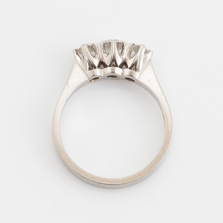 Ring, 18K vitguld med tre briljantslipade diamanter, totalt 0,50 ct.