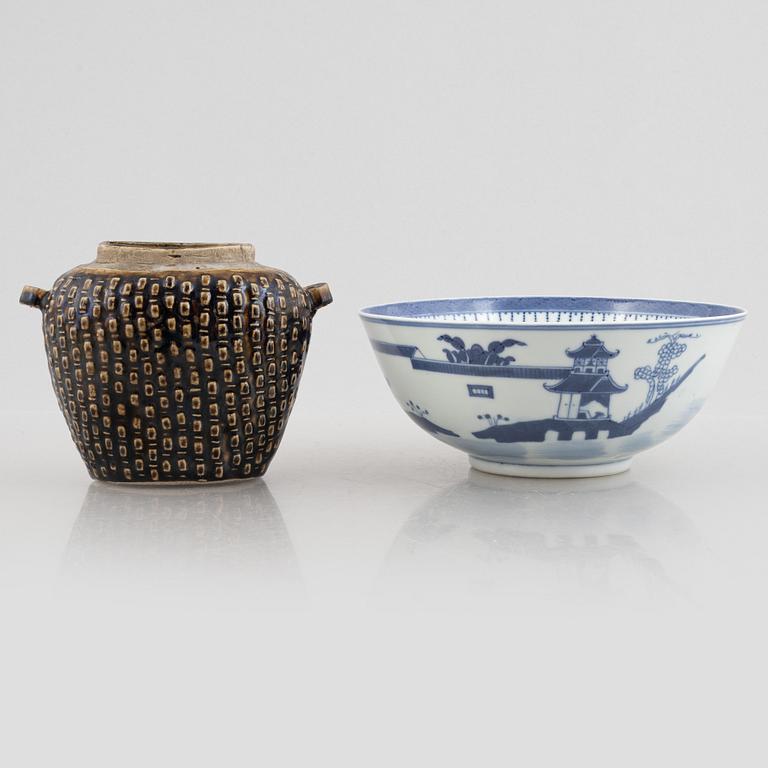 A blue and white bowl and a storage jar, Qing dynasty.