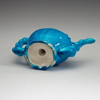 A turkoise glazed cadogan tea pot, Qing dynasty (1644-1912).