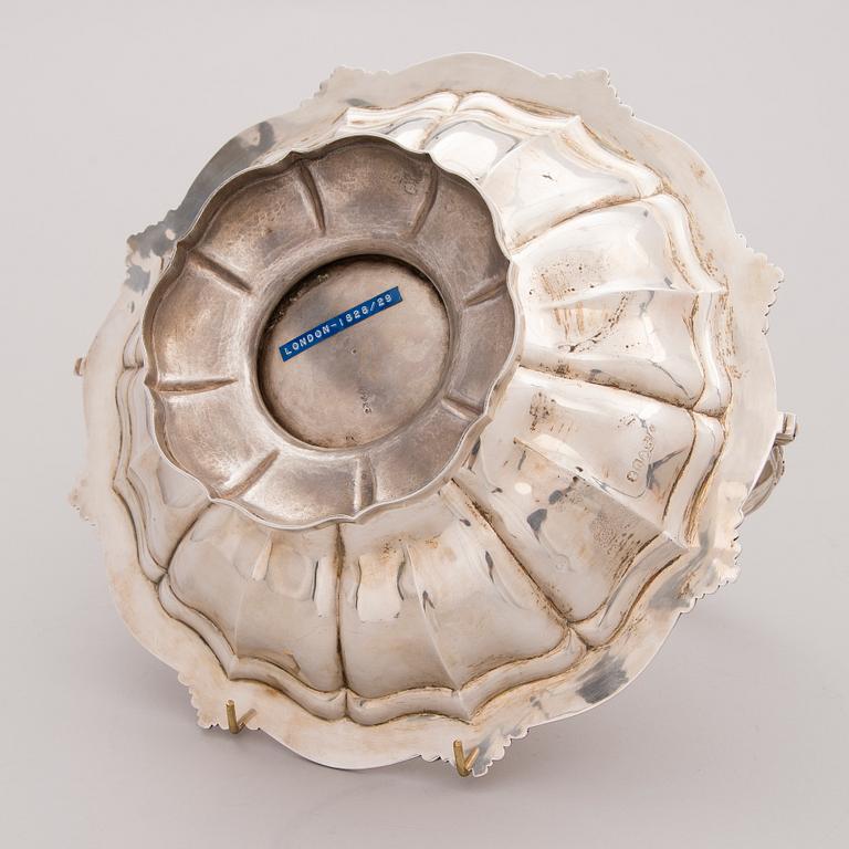 AN ENGLISH SWINGHANDLE BASKET, silver, London 1828.