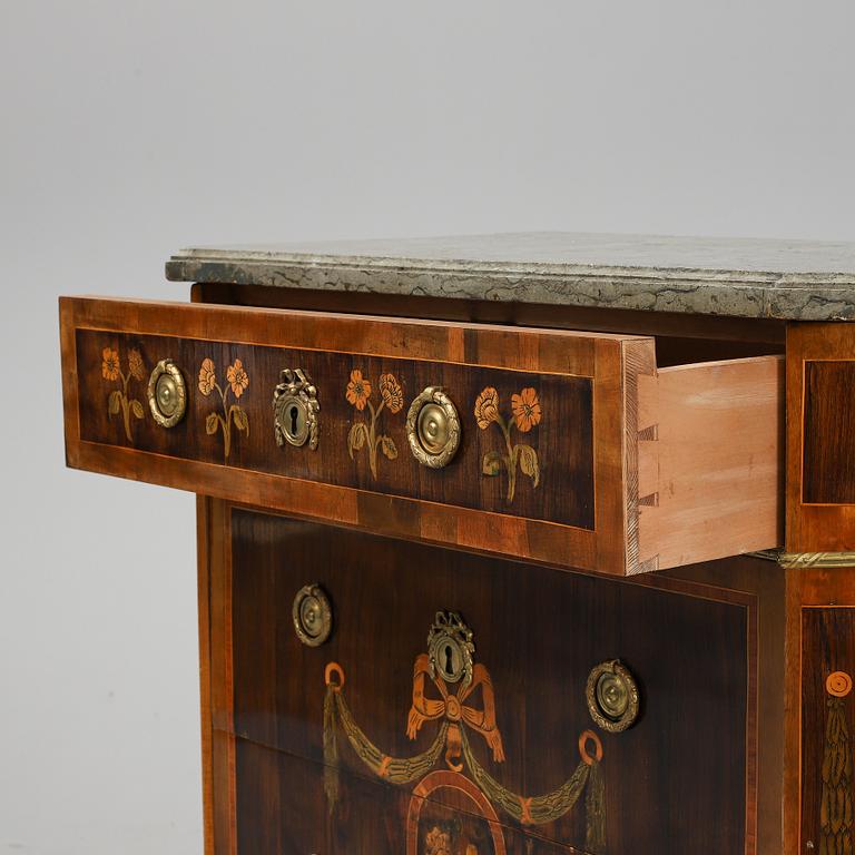 BYRÅ, Gustaviansk stil, 1700 och 1900-tal.