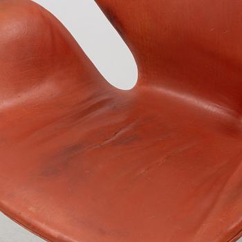 Arne Jacobsen, a 'Svanen' lounge chair from Fritz Hansen, 1960's.