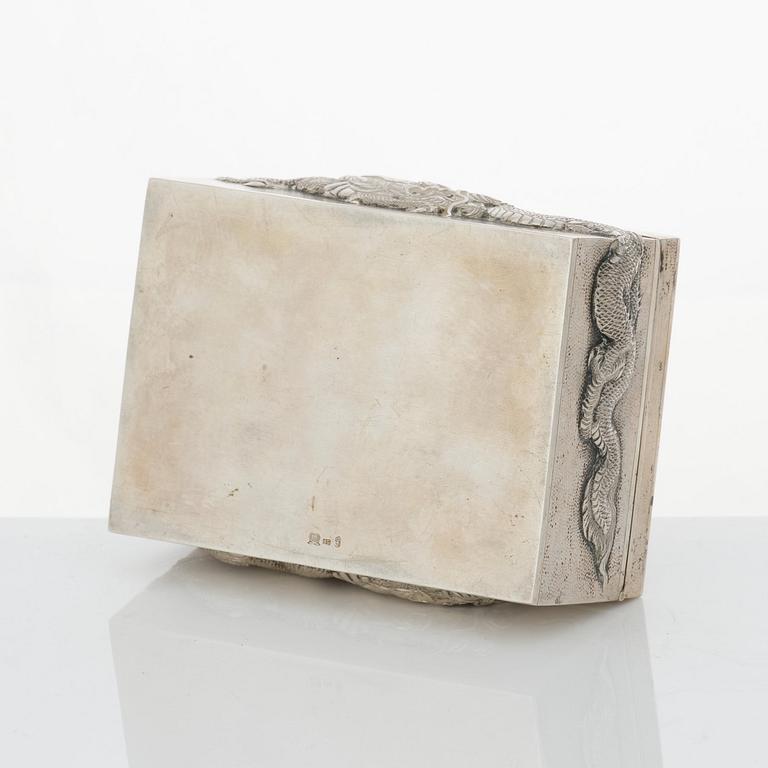 Askar med lock, två stycken, tändstickshållare och coaster, silver. Kina, olika mästarstämplar, 1900-tal.