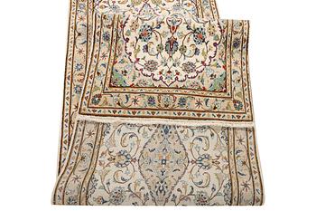 A Kashan runner carpet, c. 344 x 81 cm.