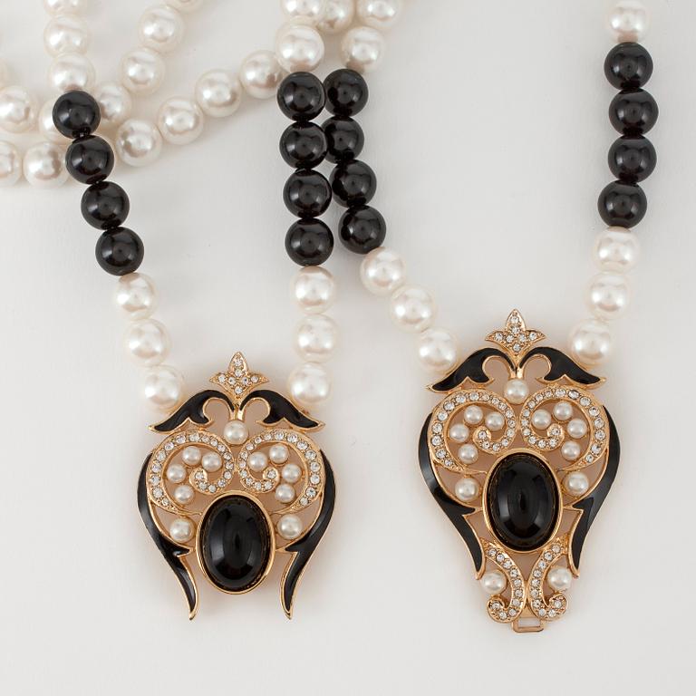 OSCAR DE LA RENTA, a decorative pearl necklace in black and white.