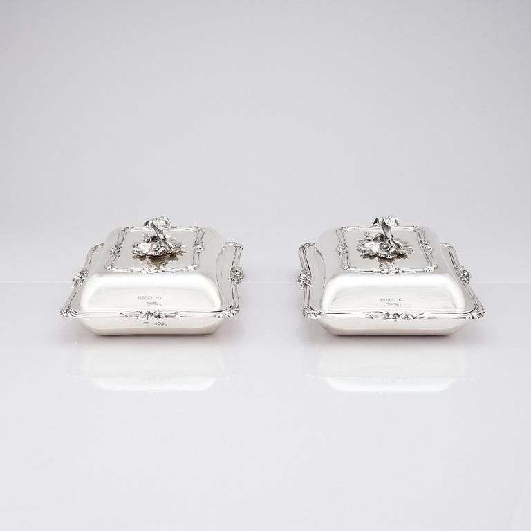 A pair of English 19th century silver dishes and cover, mark of William Ker Reid, London 1848.