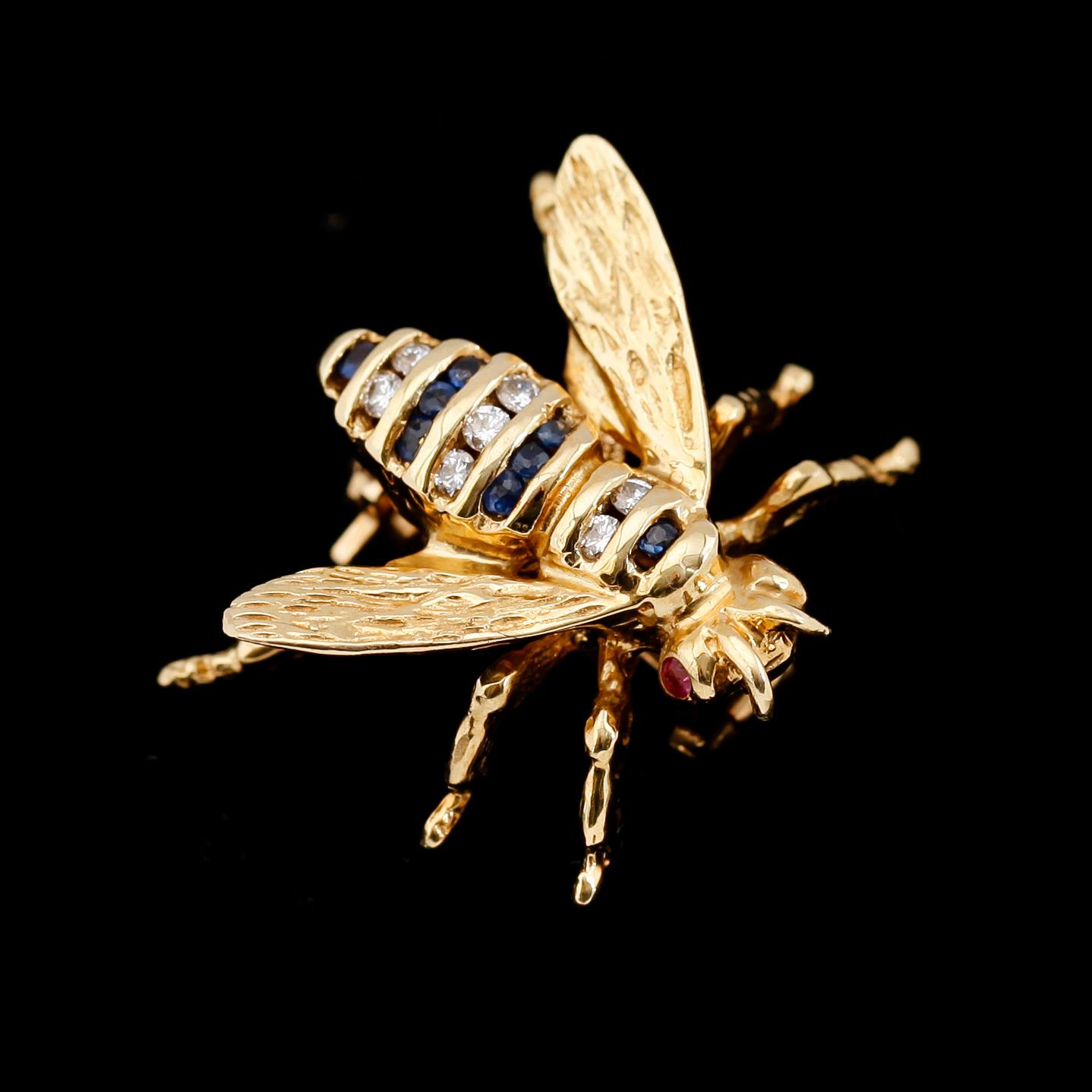 BROSCH, 18K guld, diamanter och blå safirer.
