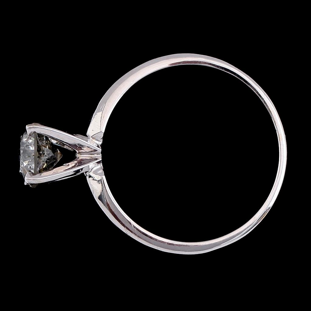 RING, 14 k vitguld, briljantslipad diamant ca 0.88 ct. Vikt ca 2,0 g.