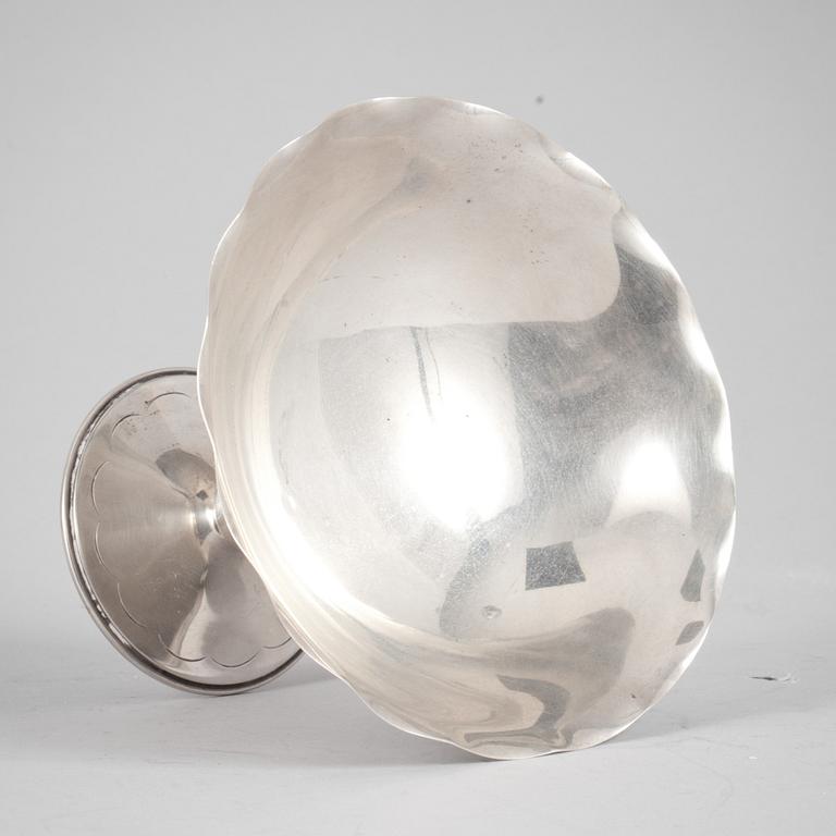 SKÅL PÅ FOT, silver. C.G Hallberg, Stockholm, 1925. Vikt ca 142 g.