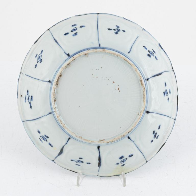 A blue and white kraak dish, Ming dynasty, Wanli (1572-1620).