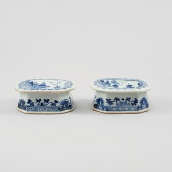 SALTKAR, 2 st, porslin, Kina, 1700-tal.