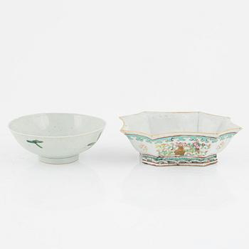 Plate and bowls, porcelain, China, including the Qing Dynasty, Qianlong (1736-95) (3 pieces).