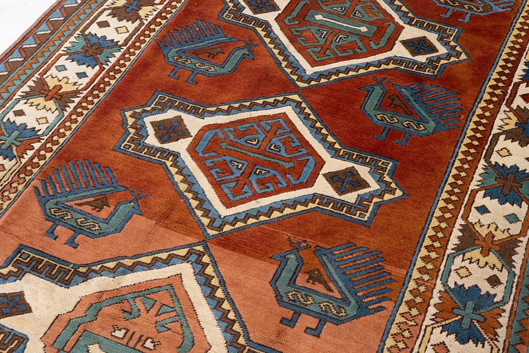 An Ardabil carpet, approx. 265 x 163 cm.