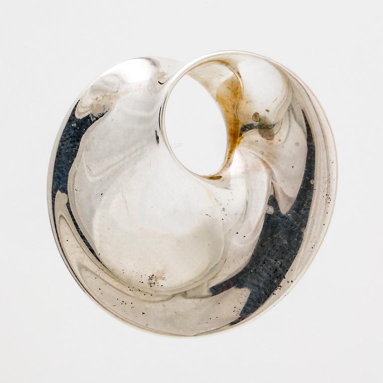 Torun Bülow-Hübe, Georg Jensen, hänge sterling silver, nr 374 "Möbius" small, approx 3 x 3 cm, original case and box.
