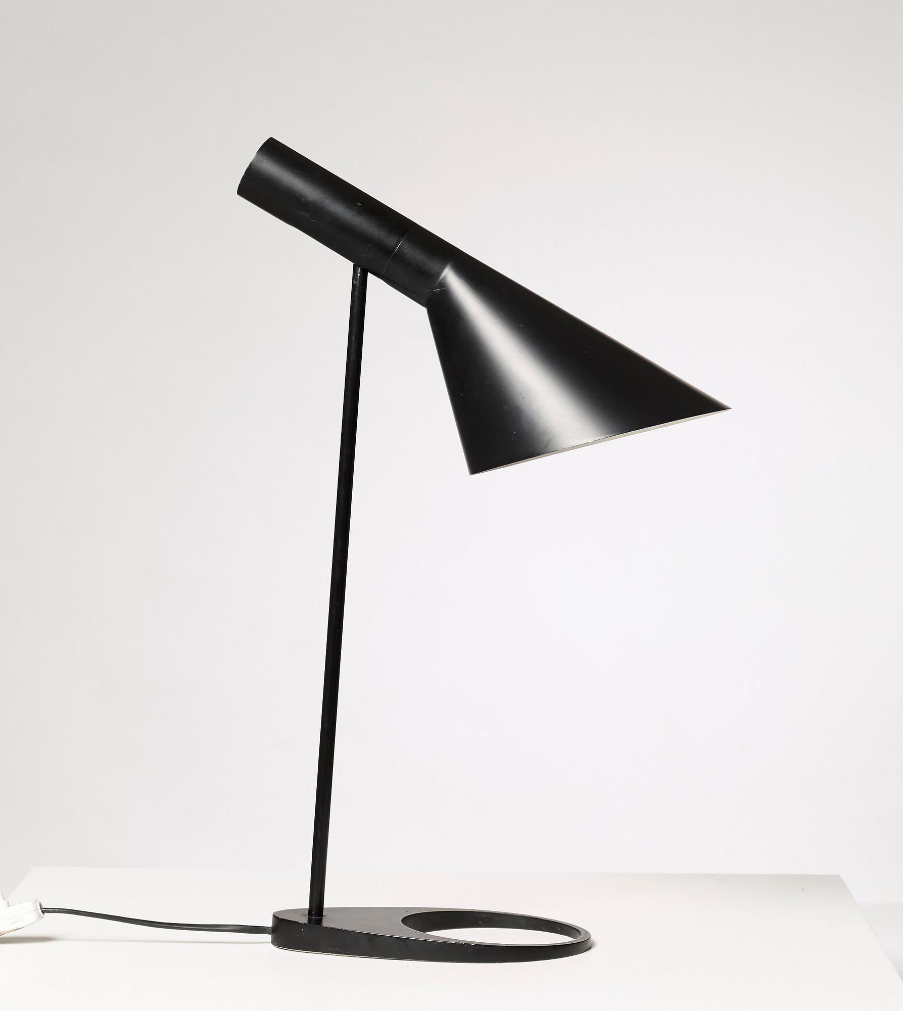 ARNE JACOBSEN, bordslampa "AJ", Louis Poulsen, Danmark.