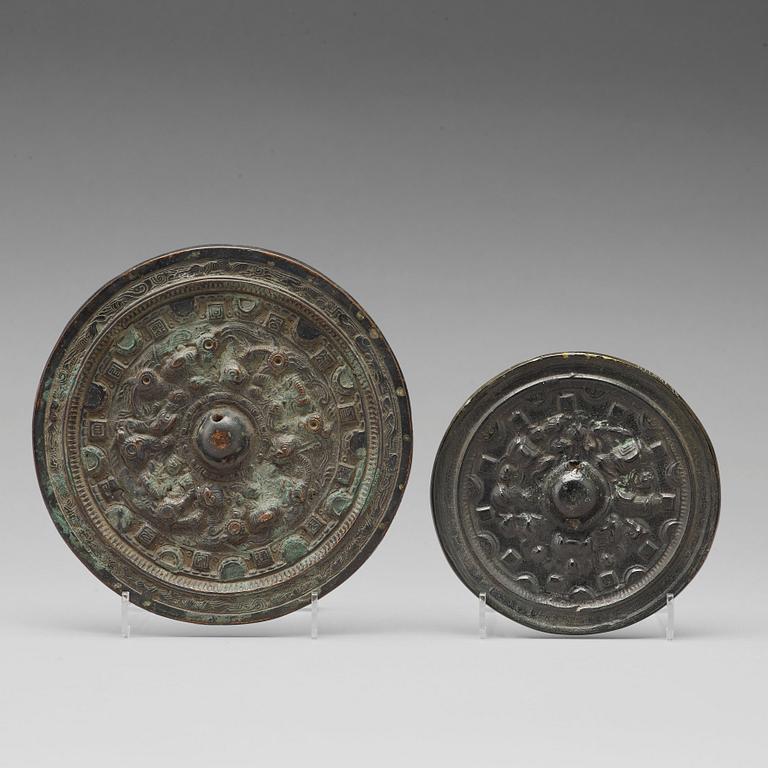 SPEGLAR, två stycken, brons. Östra Handynastin, 100-200 e.Kr.