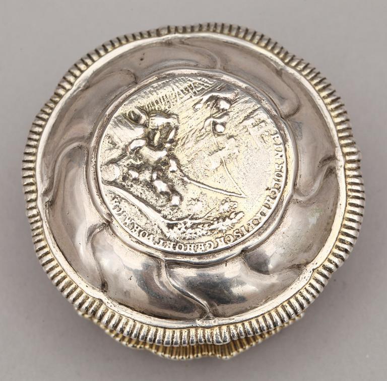 KYRKDOSA, silver, Göteborg, 1700-tal. Vikt ca 60 gram.