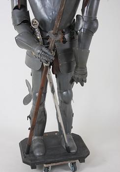 RIDDARRUSTNING och HILLEBARD, SVÄRD samt YXOR, 2 st, 1900-tal.