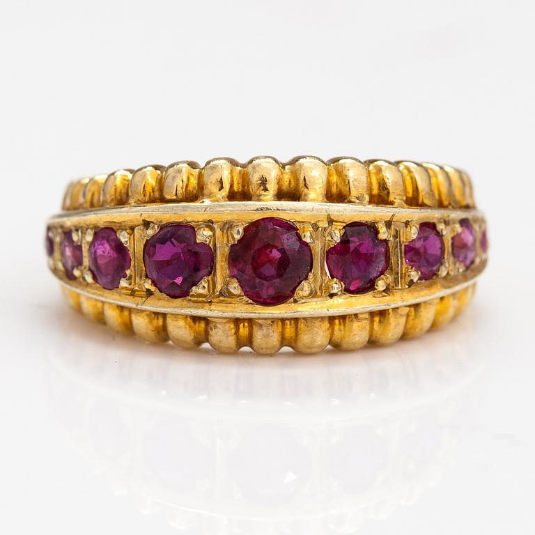 An 18K gold ring with rubies. Italy, finnish import marks.