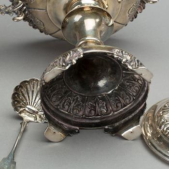 SOCKERSKÅL på fot, silver, Anders Lundqvist, Stockholm. 1841. Total vikt ca 900 gram.