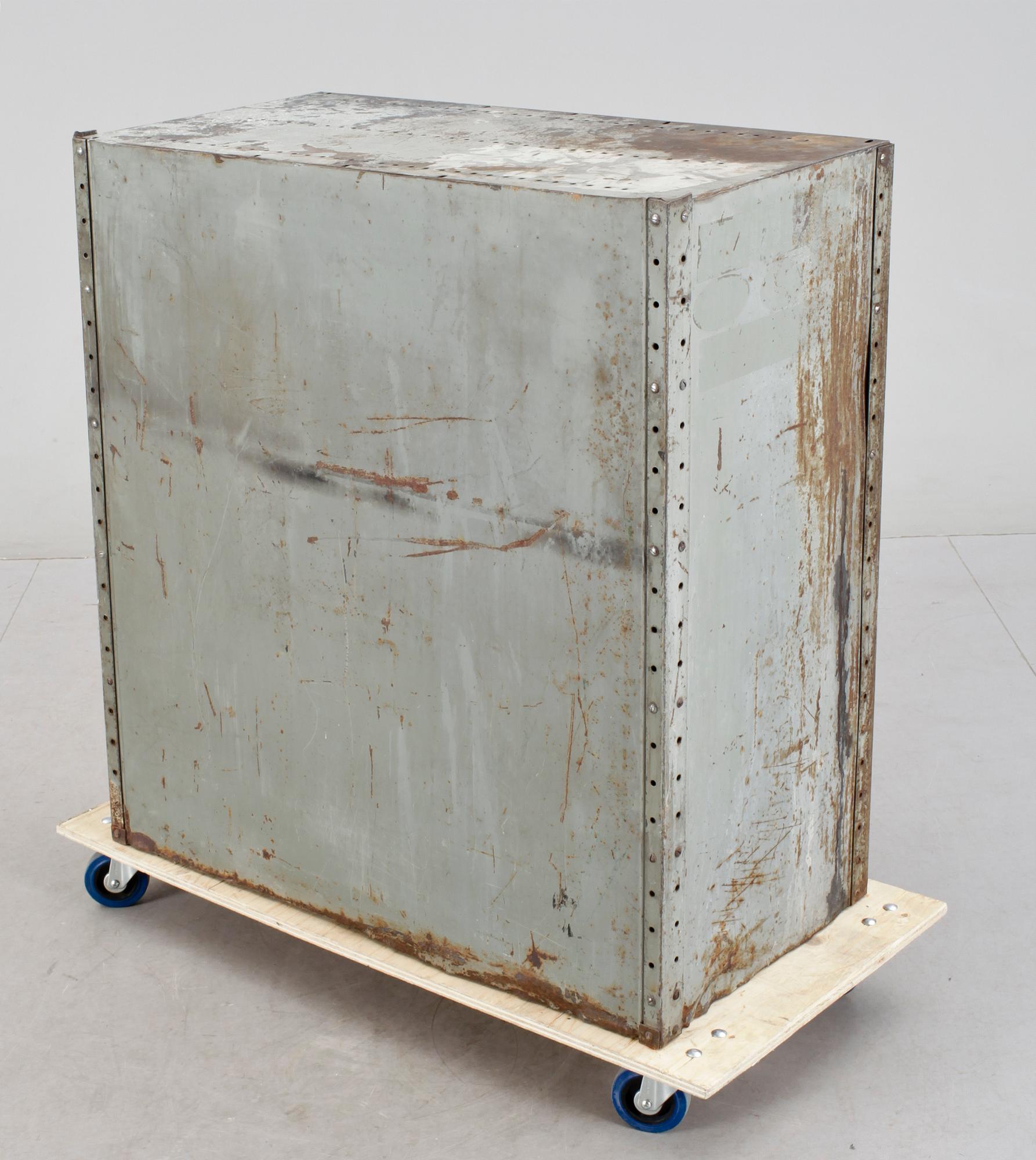 INDUSTRISKÅP, metall, 1900-tal.