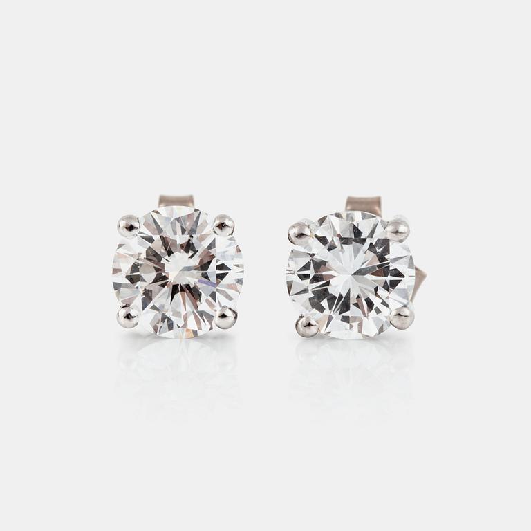 A pair of brilliant-cut diamond earrings. 1.11 ct and 1.00 ct. Quality circa F-G/VVS2.