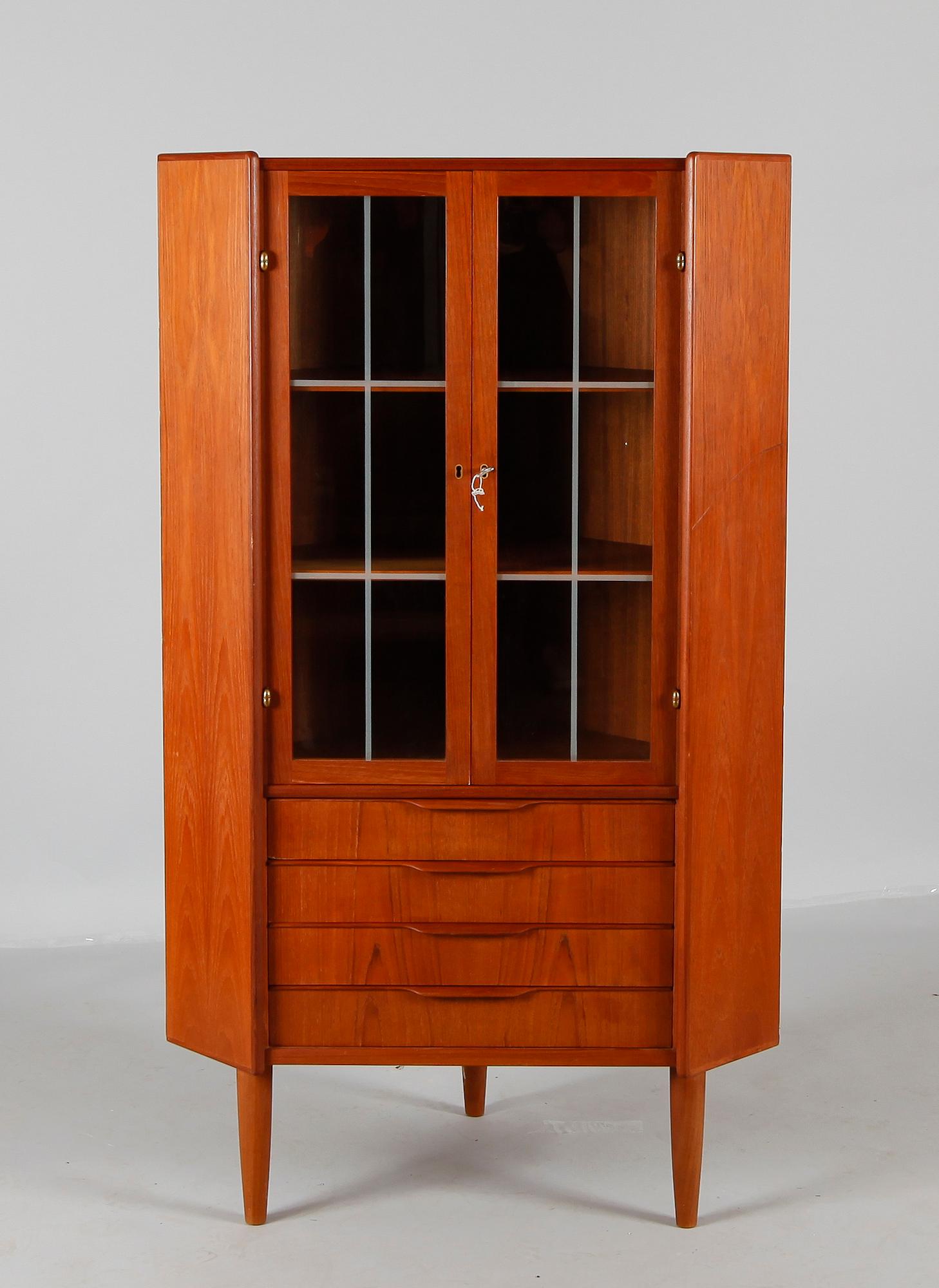 HÖRNVITRINSKÅP, Danmark, 1960-tal.